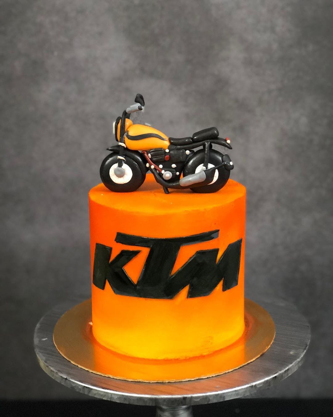 KTM cake - Decorated Cake by Ditsan - CakesDecor