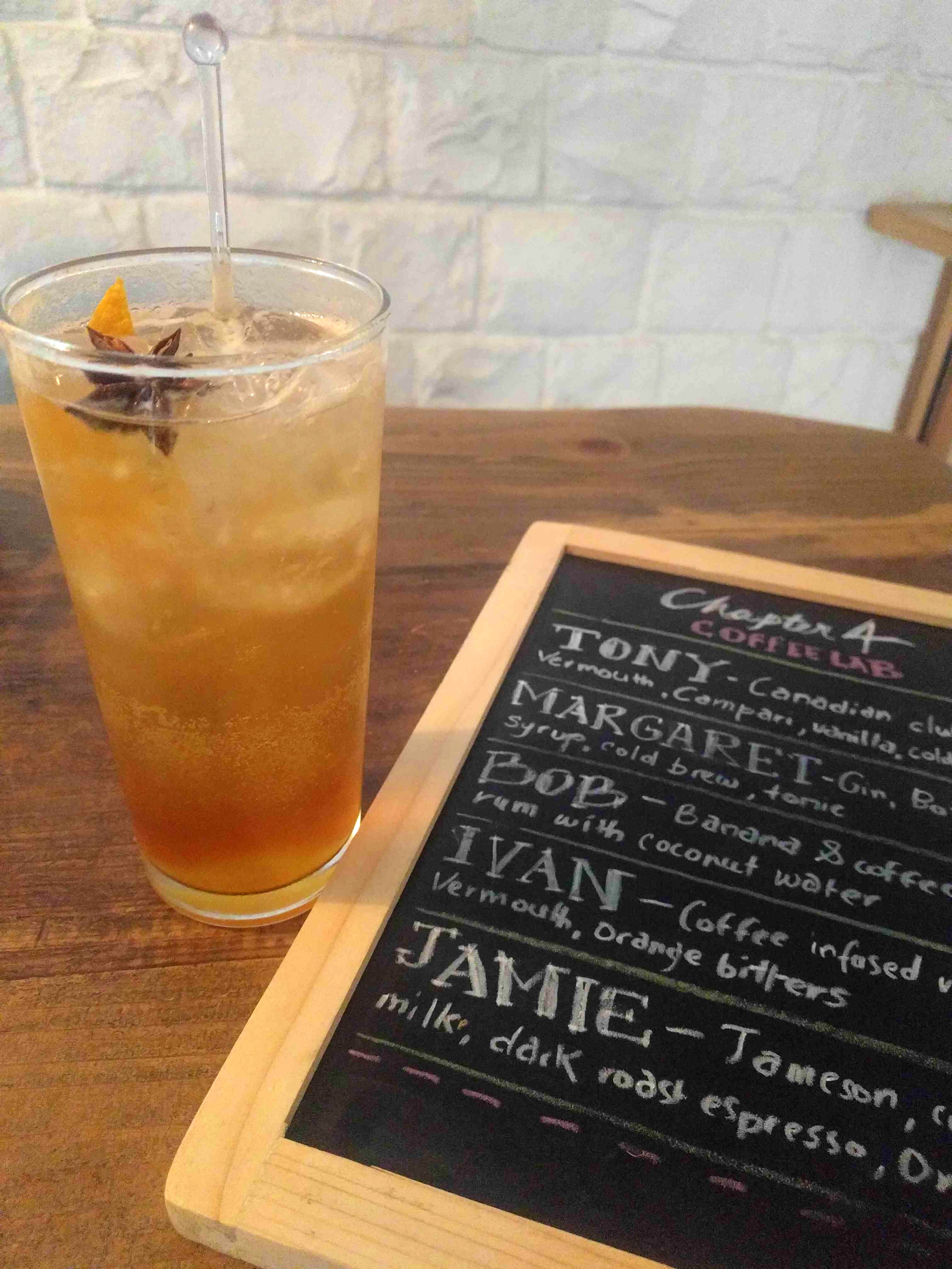 Drink,Alcoholic beverage,Distilled beverage,Dark 'n' stormy,Cocktail,Mai tai,Iced tea,Whiskey sour,Beer cocktail,Tea