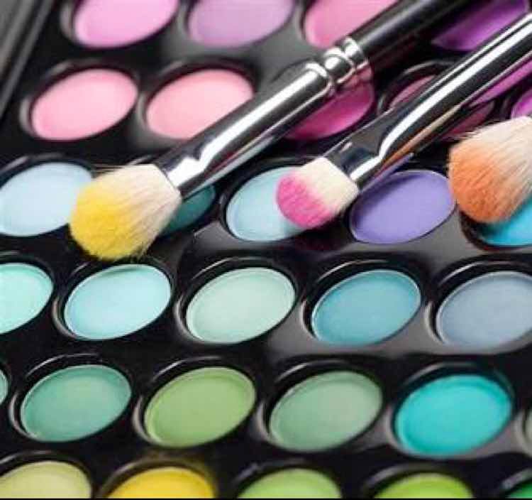 Brush,Eye shadow,Cosmetics,Eye,Makeup brushes,Product,Makeup artist,Beauty,Pink,Purple