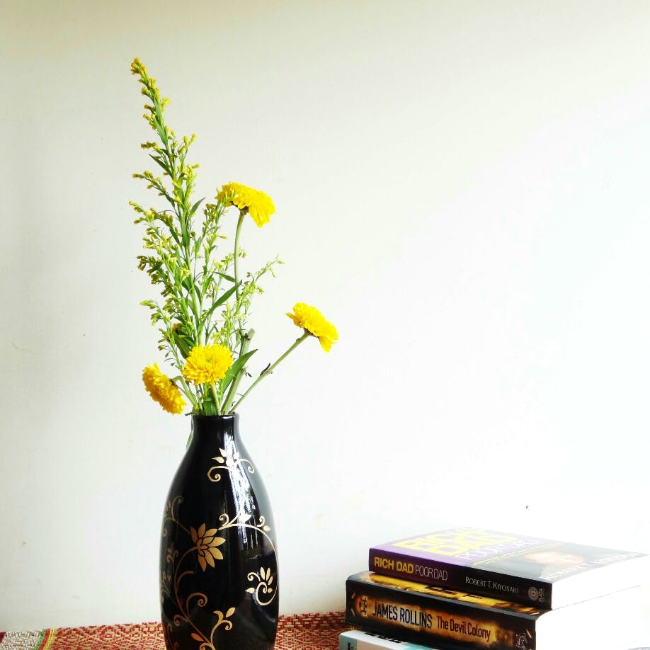 Yellow,Vase,Ikebana,Flower,Still life photography,Mason jar,Plant,Botany,Room,Glass bottle
