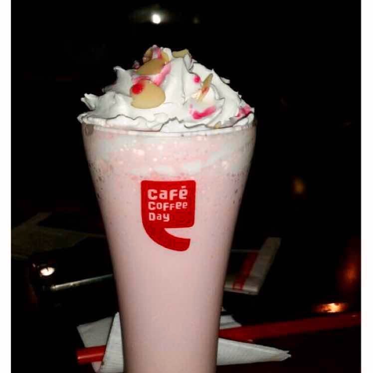 Food,Milkshake,Cream,Whipped cream,Drink,Non-alcoholic beverage,Floats,Cuisine,Dessert,Falooda