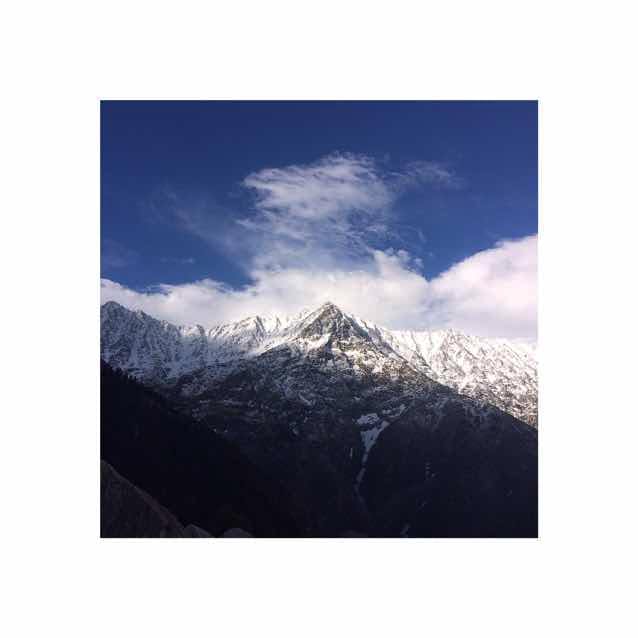 Mountainous landforms,Sky,Mountain,Mountain range,Cloud,White,Wilderness,Alps,Atmospheric phenomenon,Summit