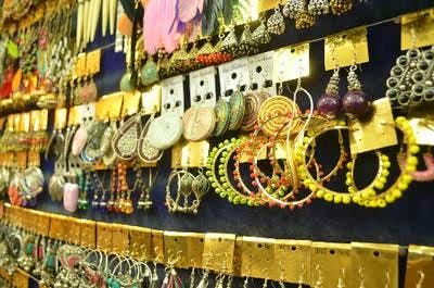 Bazaar,Market,Public space,Fashion accessory,Jewellery,Marketplace,City,Retail,Shopping,Tradition