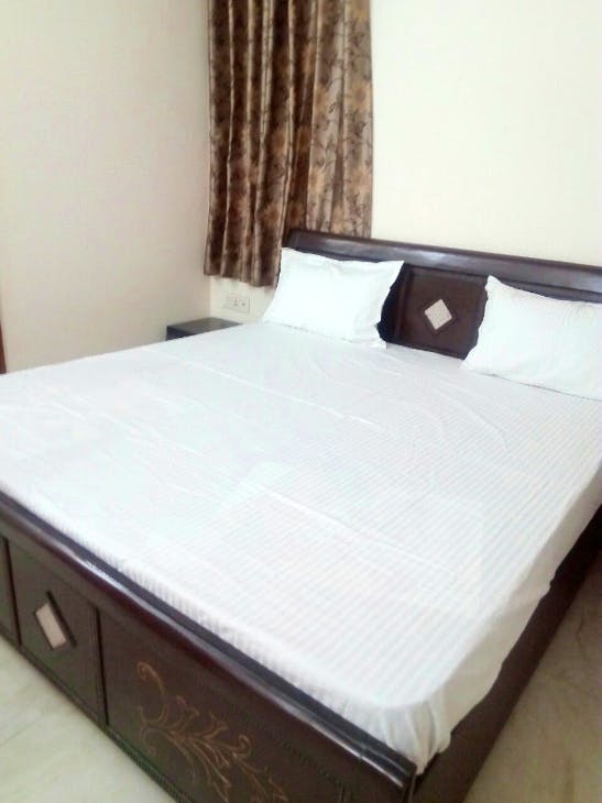 Room@2000/- AC free Wi Fi LED TV best location in safdarjung enclave new delhi