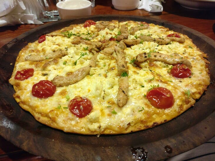 The Quattro Formaggi Chicken Pizza At This Eatery Is For Carnivores & Cheese Lovers