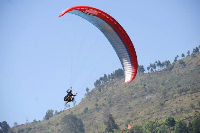 Paragliding,Air sports,Windsports,Parachute,Parachuting,Extreme sport,Sky,Hill station,Kite sports,Fun