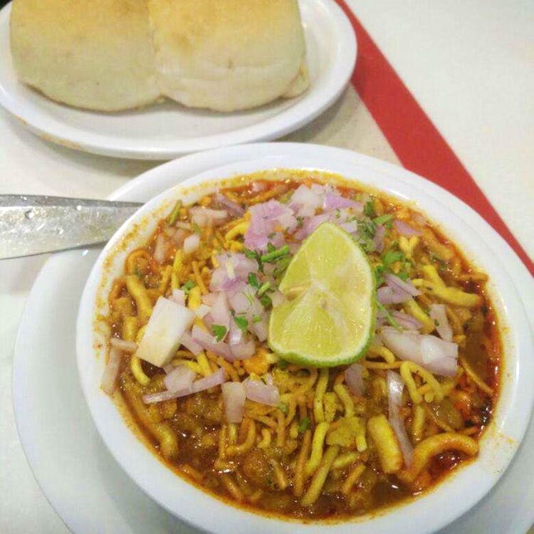 Dish,Food,Cuisine,Ingredient,Mohinga,Produce,Pancit,Mee siam,Laksa,Curry