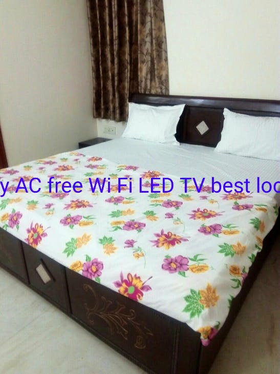 Apartment cum guest in Best location in safdarjung enclave luxurious room fully AC free Wi Fi LED TV