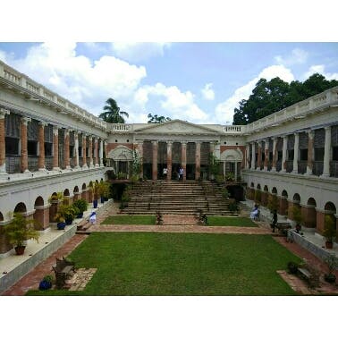 Building,Palace,Courtyard,Architecture,Estate,Mansion,Official residence,Classical architecture,Grass,Hacienda