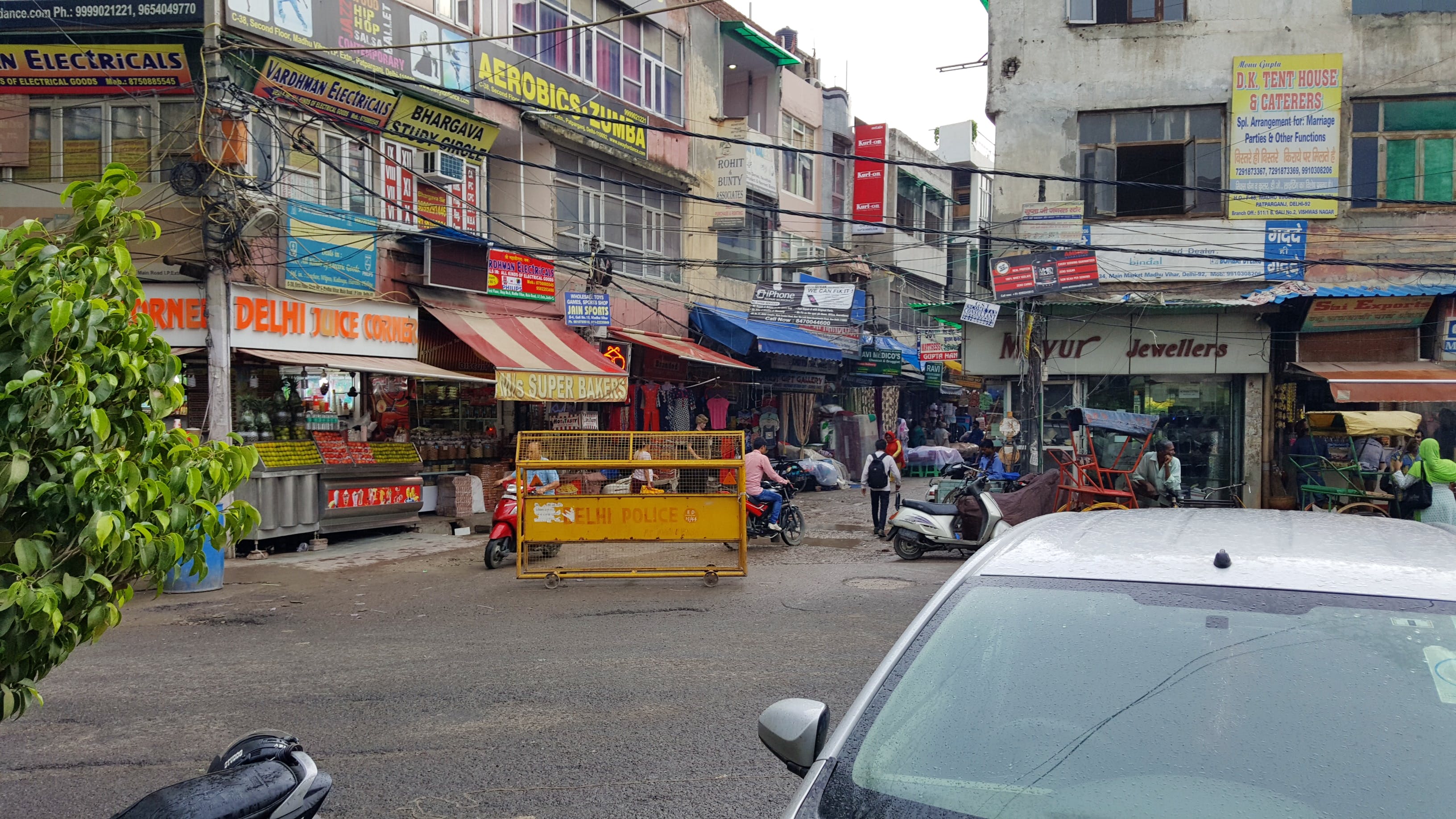 Town,Neighbourhood,Mode of transport,Transport,Vehicle,Street,Car,Building,Road,Thoroughfare