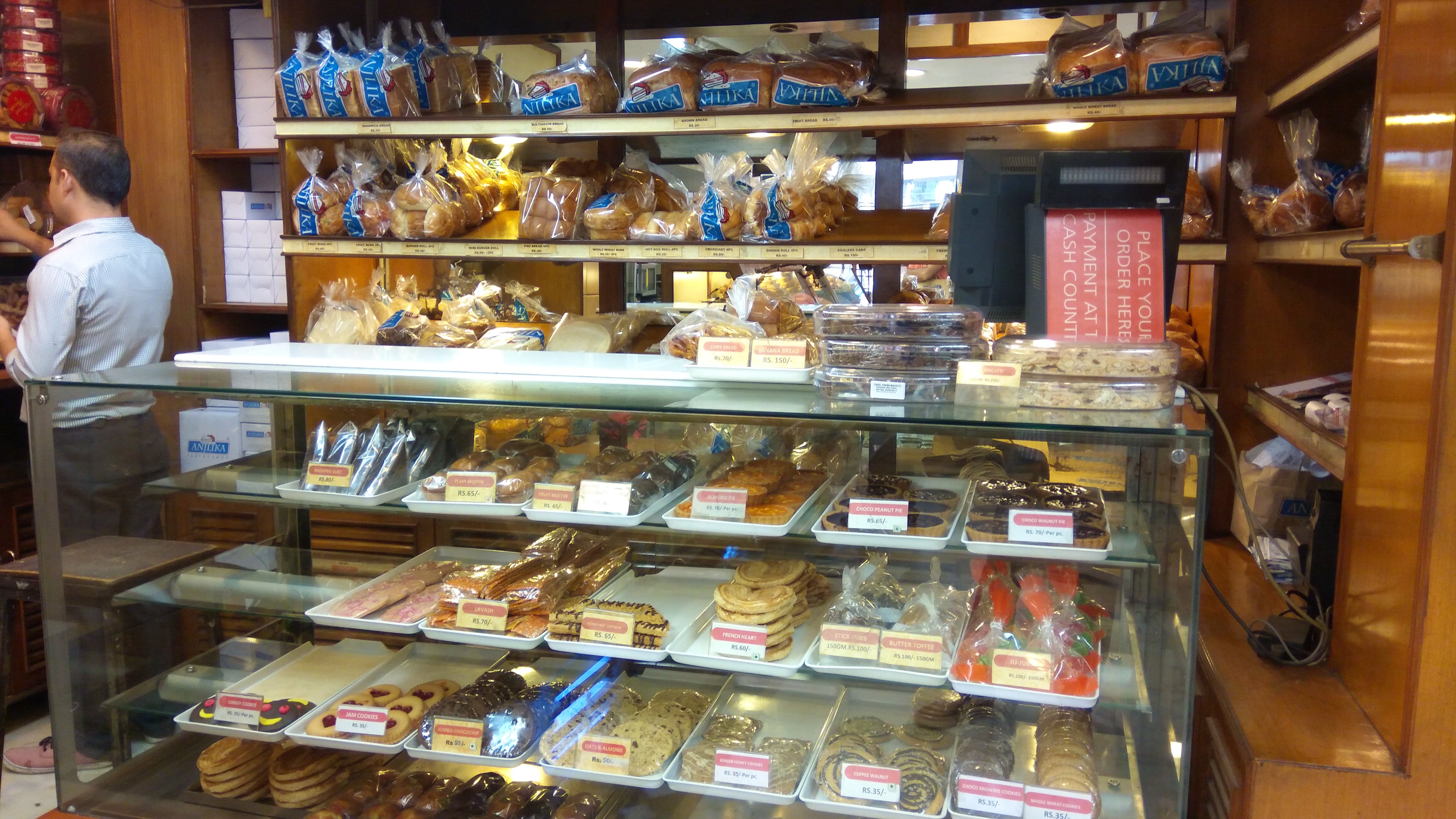Bakery,Delicatessen,Retail,Grocery store,Convenience food,Building,Food,Snack,Pastry,Convenience store