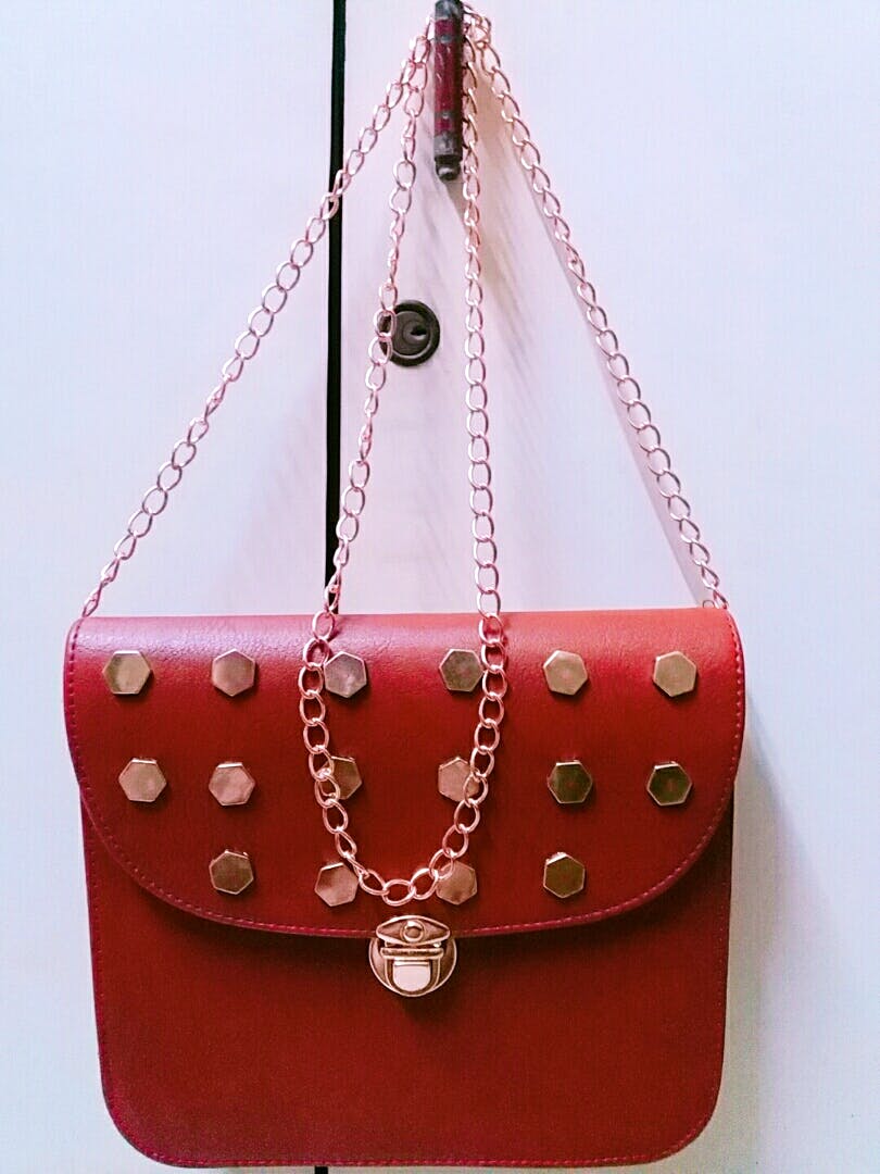Handbag,Bag,Red,Shoulder bag,Fashion accessory,Product,Pink,Material property,Peach