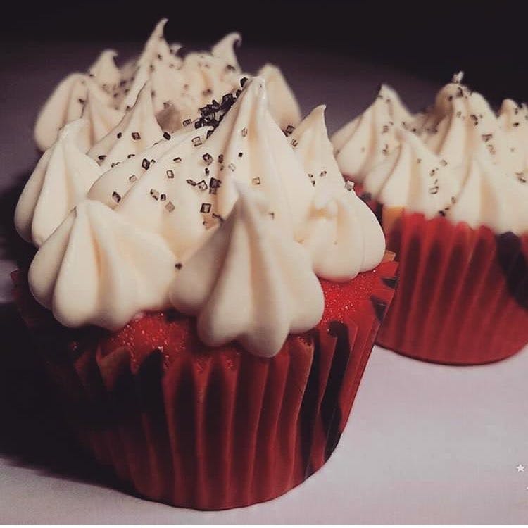 Food,Cupcake,Buttercream,Icing,Dessert,Meringue,Cream,Whipped cream,Baking cup,Cuisine