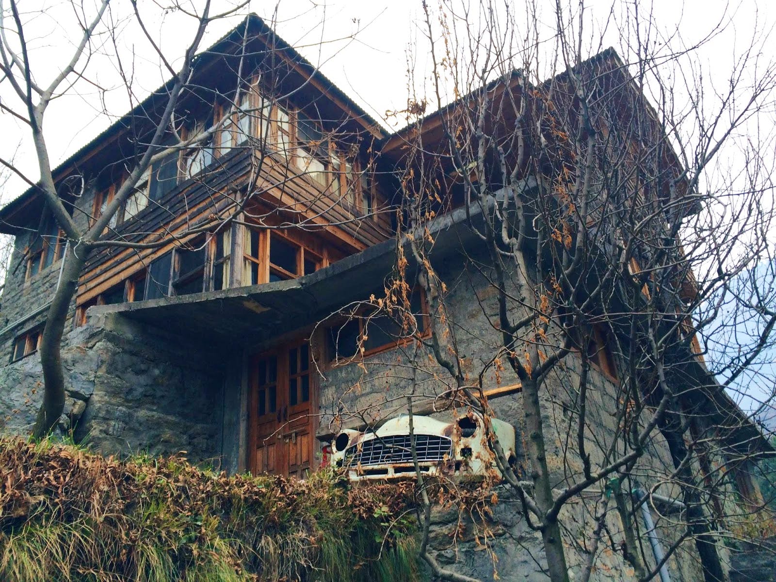 House,Motor vehicle,Tree,Building,Home,Architecture,Roof,Car,Vehicle,Branch