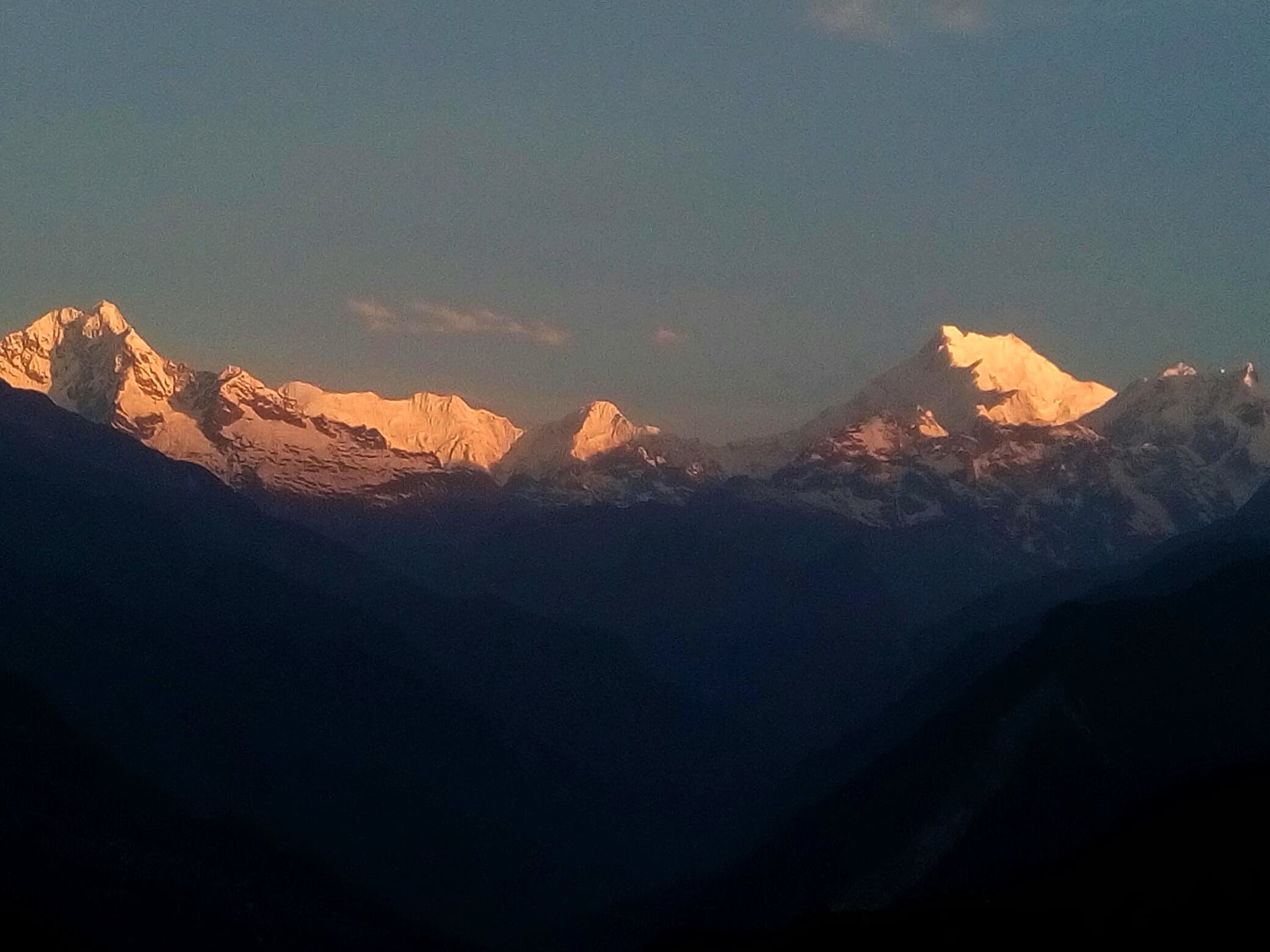 Mountainous landforms,Sky,Mountain,Nature,Mountain range,Cloud,Alps,Wilderness,Light,Atmospheric phenomenon