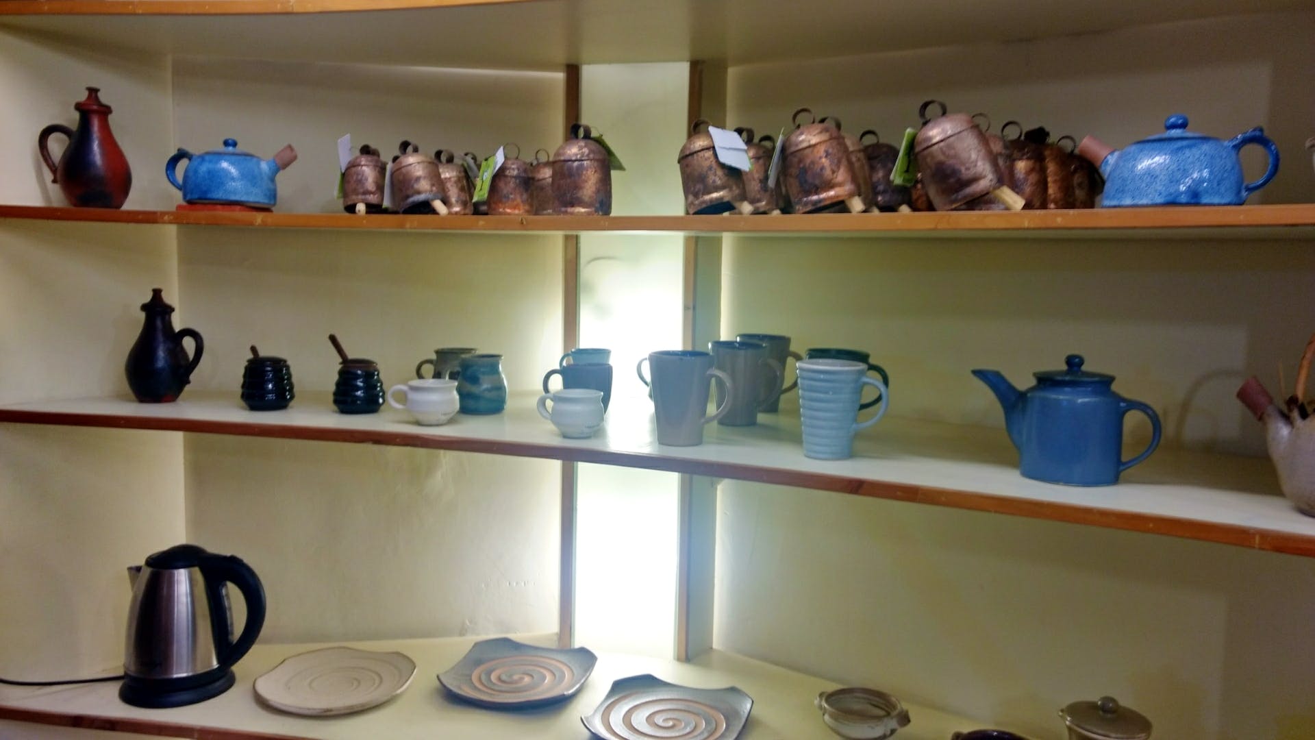 Shelf,Shelving,Room,Furniture,Ceramic,Collection,Tableware,Pottery,Porcelain,Cupboard