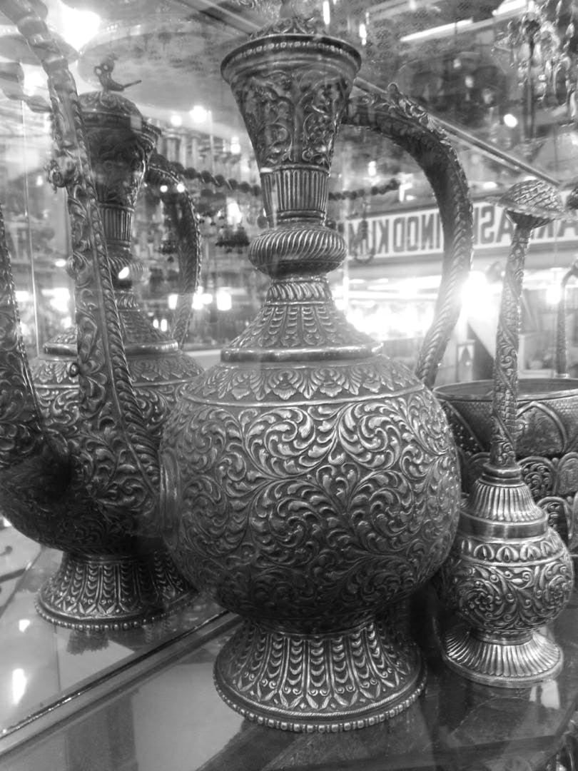 Black-and-white,Architecture,Glass,Artifact,Monochrome,Serveware,Monochrome photography,Style,Carving,Urn
