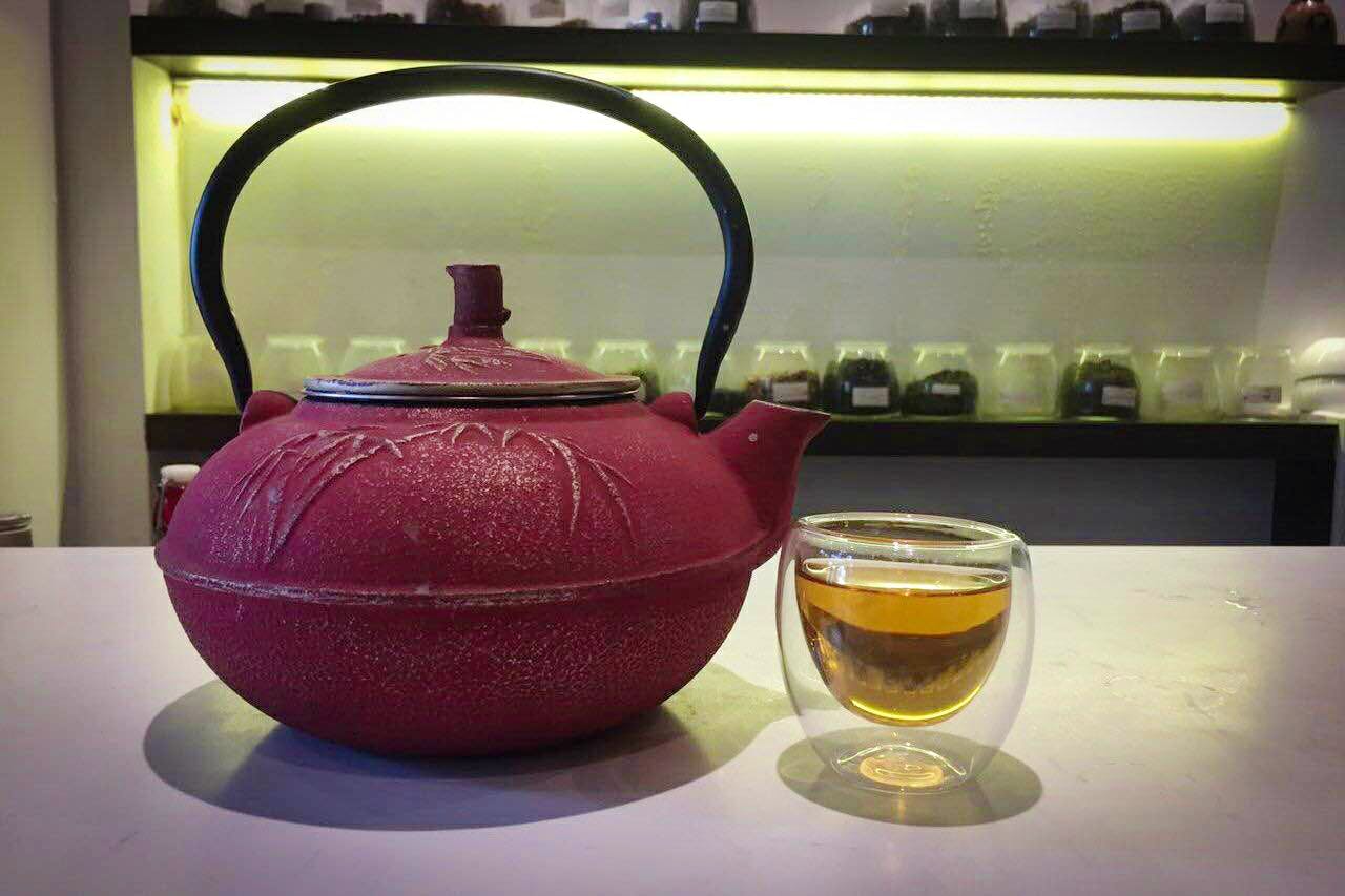 Teapot,Kettle,Chinese herb tea,Tableware,Serveware,Tea,Lid,Still life,Still life photography,Earl grey tea
