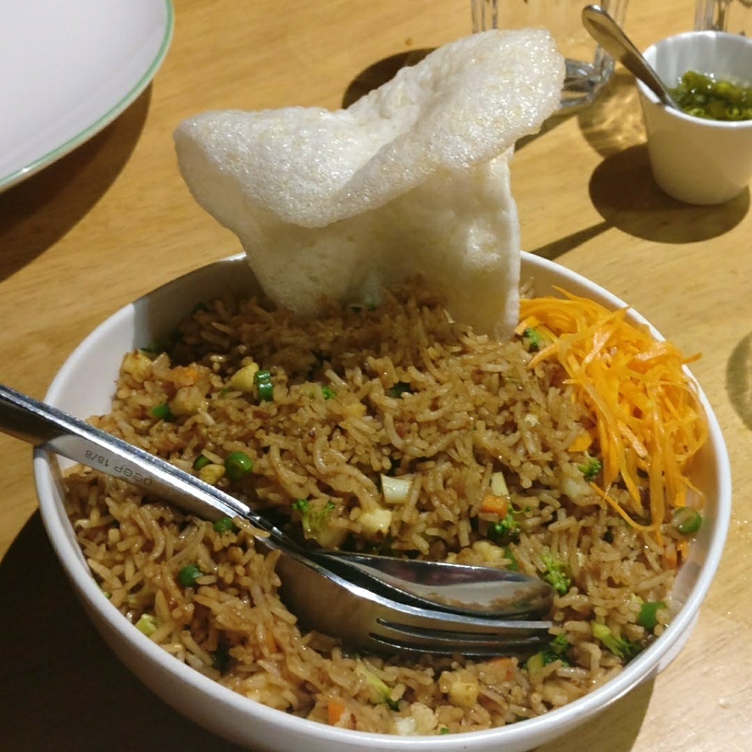 Dish,Food,Cuisine,Ingredient,Kabsa,Yeung chow fried rice,Nasi goreng,Rice,Produce,Thai fried rice