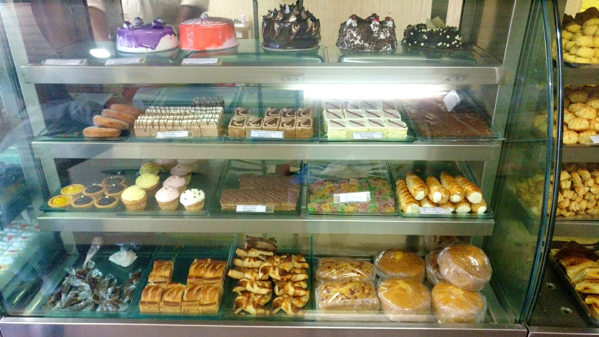 Bakery,Pâtisserie,Food,Display case,Pastry,Cuisine,Delicatessen,Baking,Baked goods,Dish