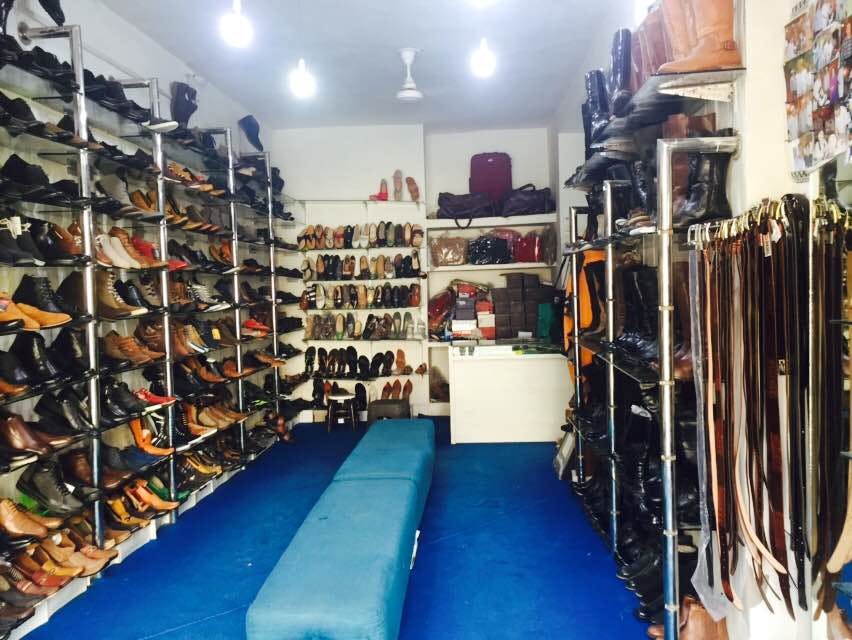 Footwear,Building,Aisle,Room,Shoe,Retail,Inventory,Snowboard,Athletic shoe,Collection