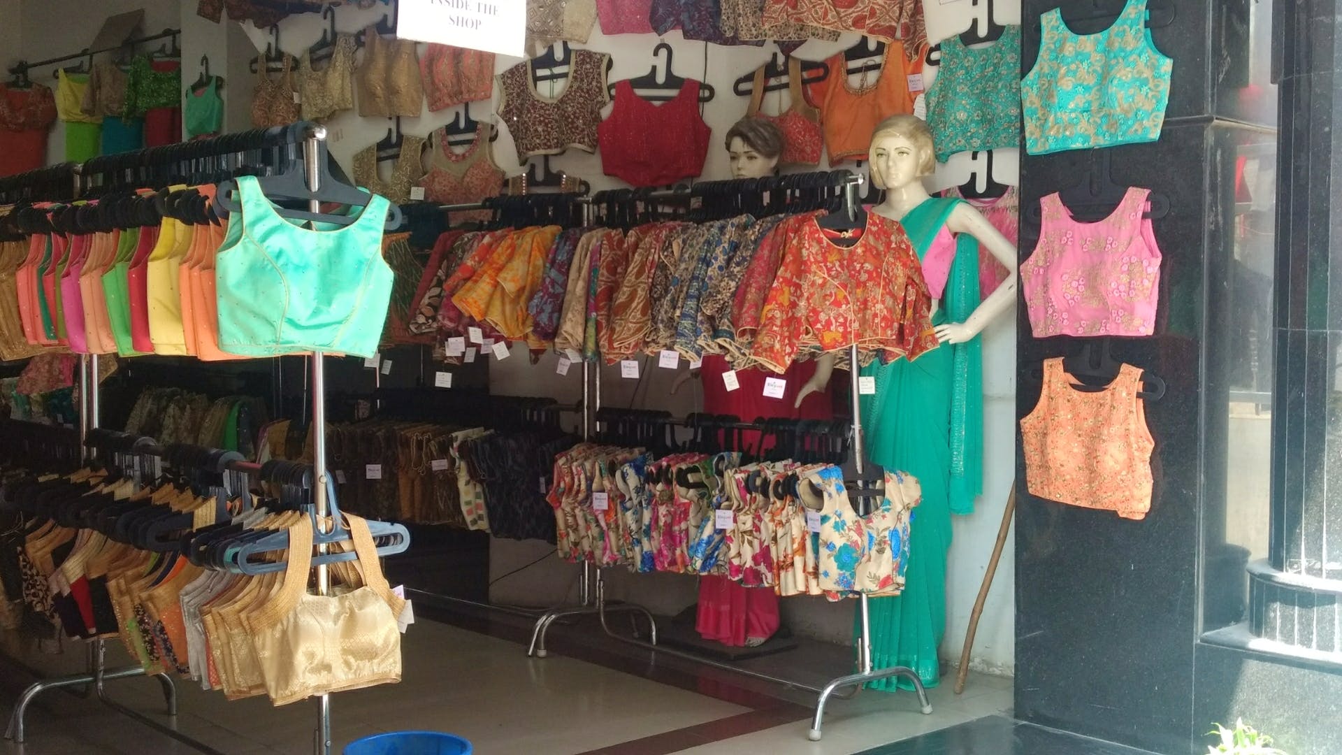 Boutique,Retail,Outlet store,Selling,Textile,Building,Bazaar,Shopping,Room,Marketplace