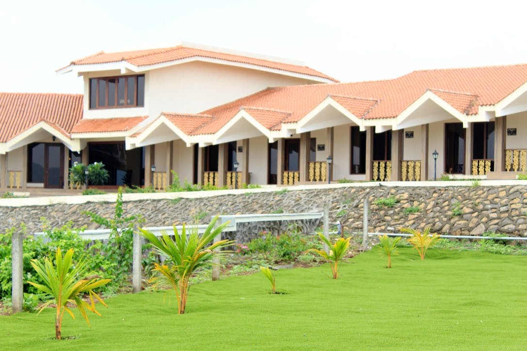Property,Home,House,Real estate,Building,Estate,Roof,Cottage,Land lot,Grass