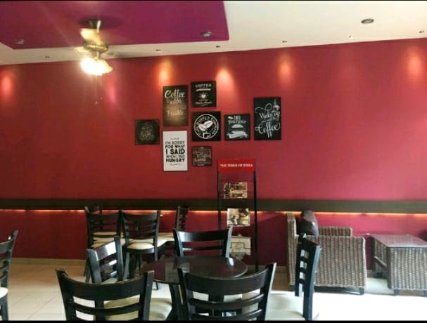 Restaurant,Room,Building,Interior design,Table,Fast food restaurant,Bar,Diner,Café,Coffeehouse