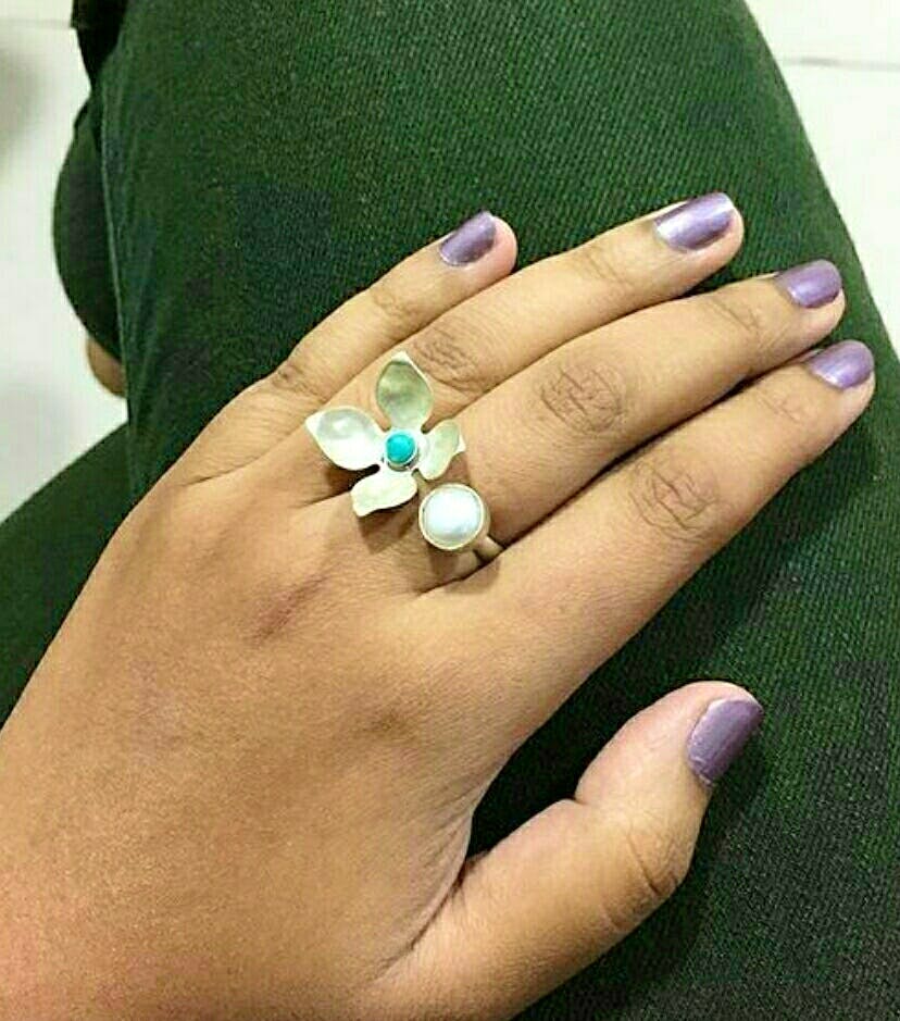 Finger,Nail,Green,Turquoise,Hand,Jewellery,Turquoise,Fashion accessory,Ring,Manicure