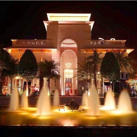 Landmark,Architecture,Fountain,Lighting,Night,Building,Water feature,Landscape lighting,Hotel,Arch