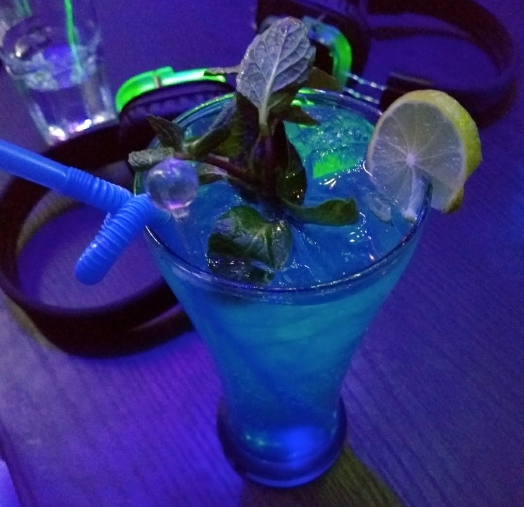Cocktail garnish,Blue,Cobalt blue,Blue lagoon,Drink,Alcoholic beverage,Distilled beverage,Non-alcoholic beverage,Cocktail,Kamikaze