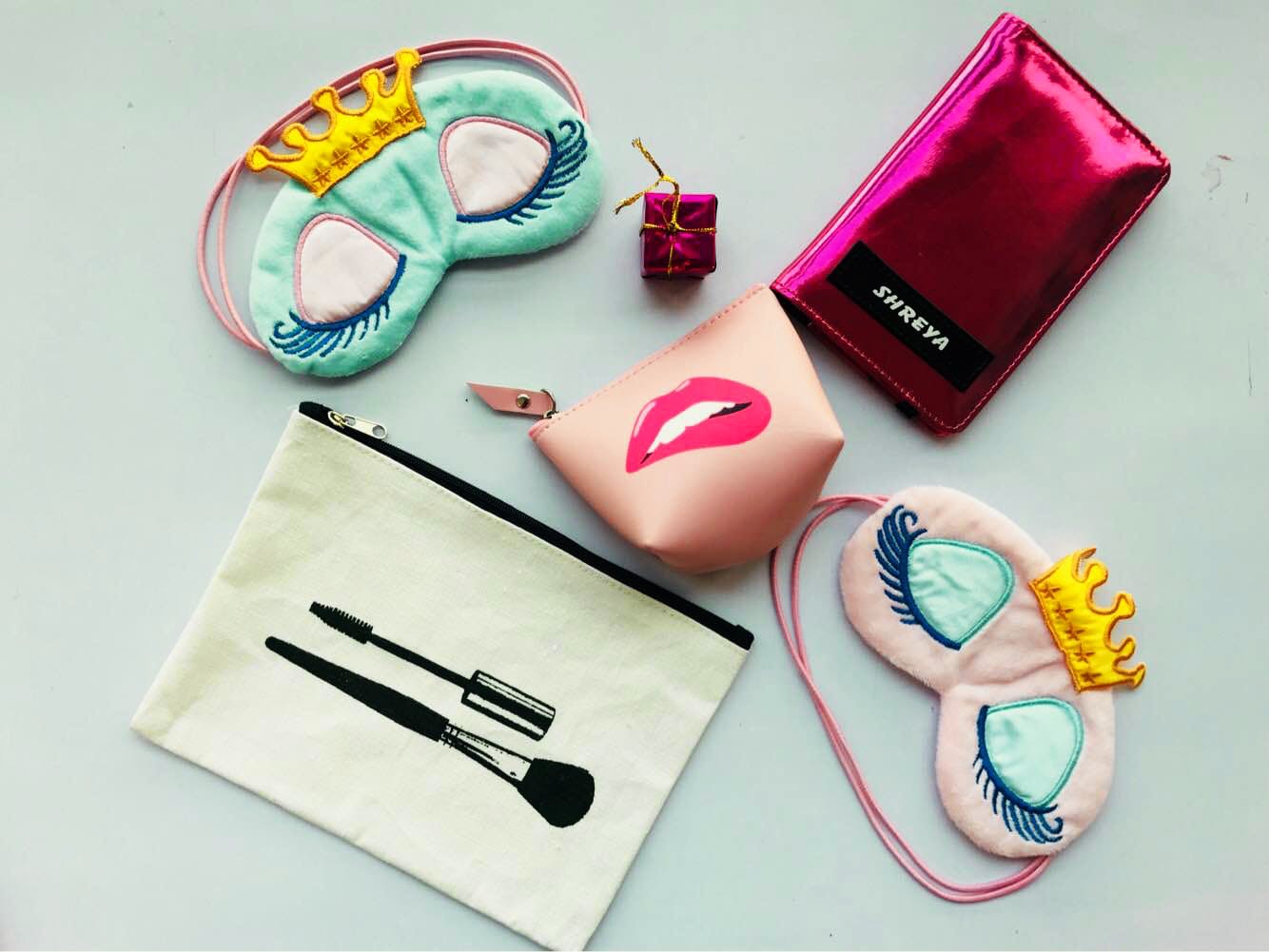 Product,Coin purse,Eyewear,Glasses,Fashion accessory,Zipper,Cosmetics,Eyelash,Wallet,Pencil case