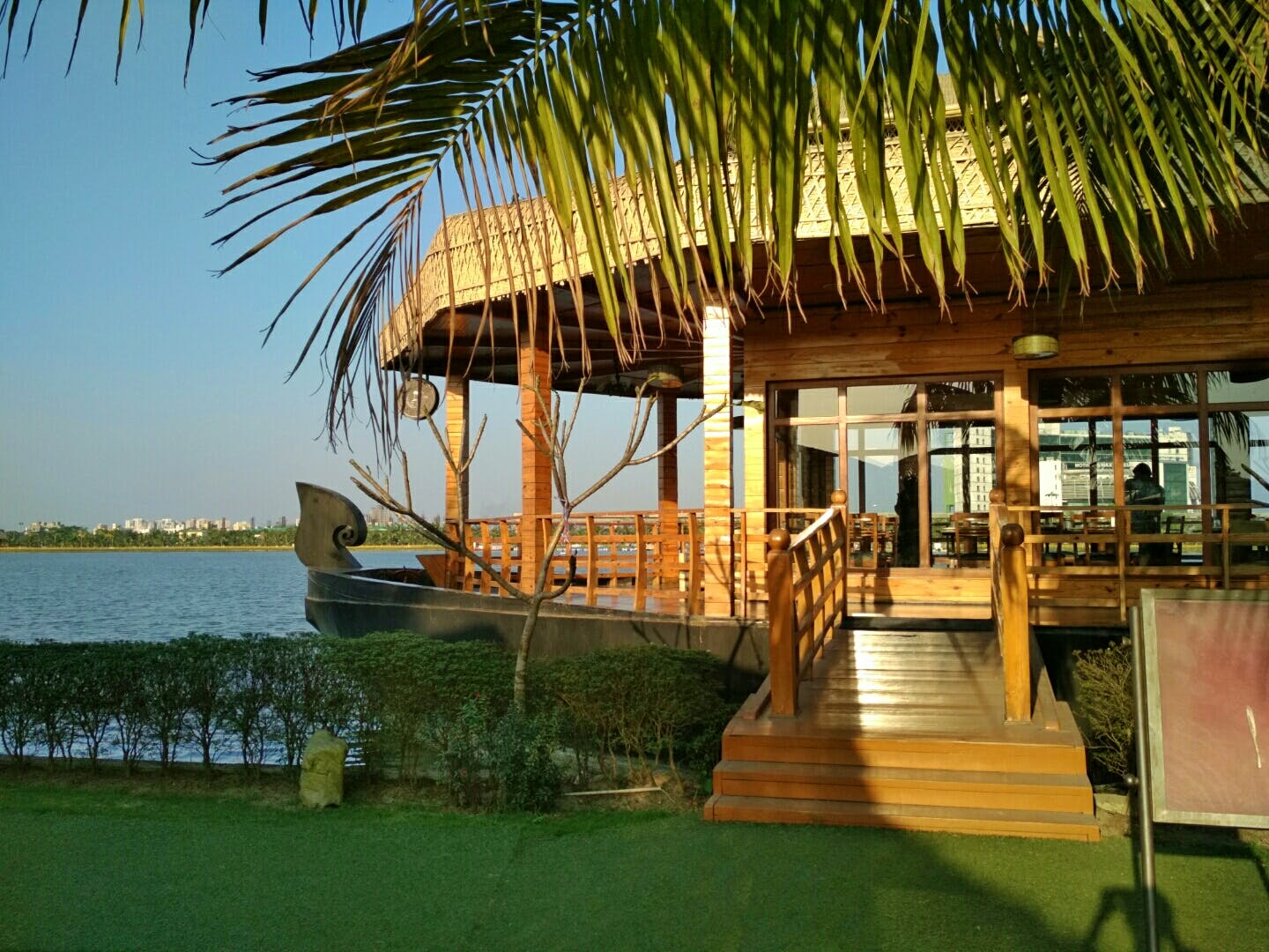 Resort,Palm tree,Tropics,Tree,Arecales,Vacation,House,Building,Ocean,Eco hotel