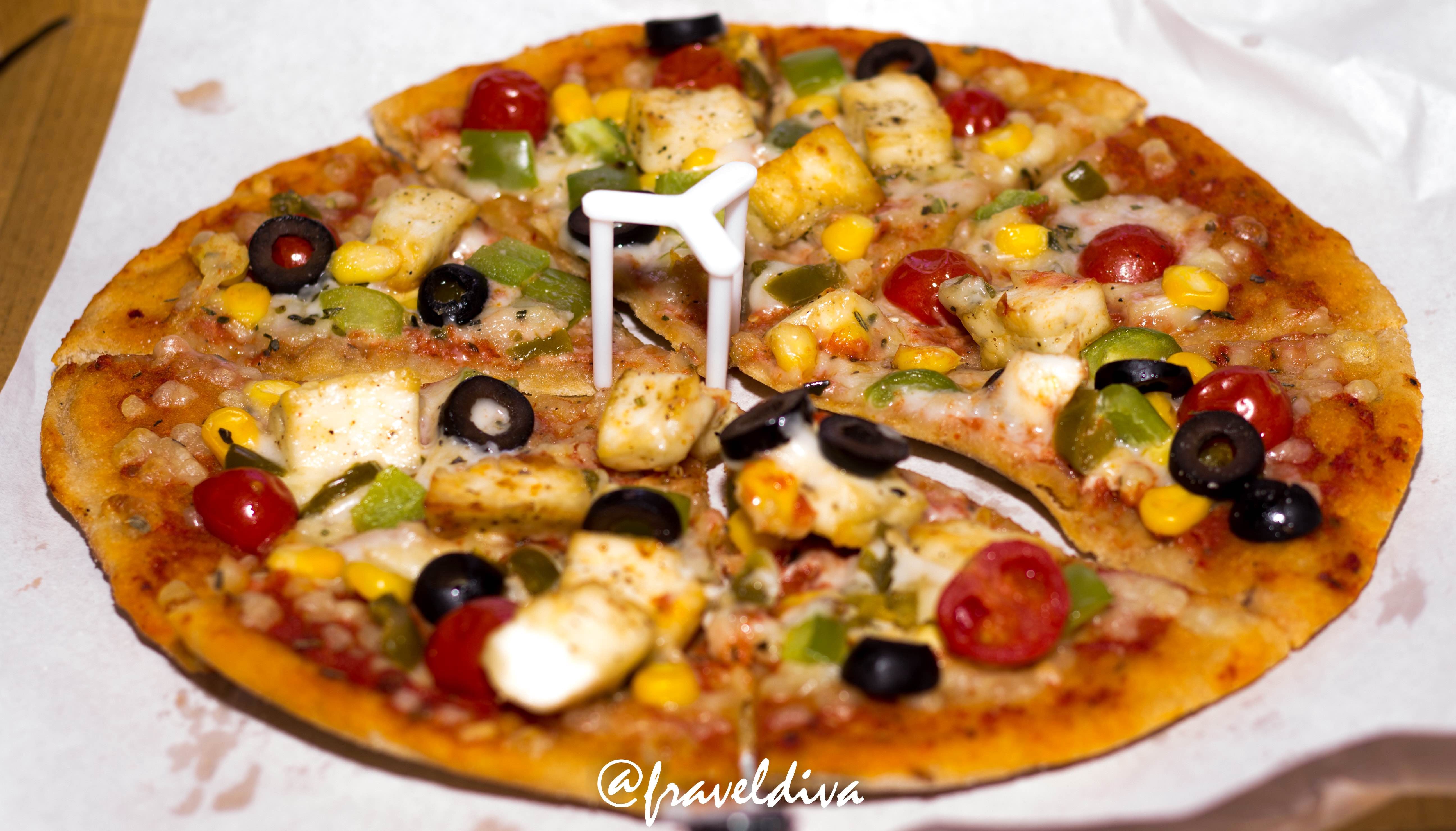 Dish,Pizza,Food,Cuisine,Pizza cheese,California-style pizza,Ingredient,Flatbread,Meat,Italian food