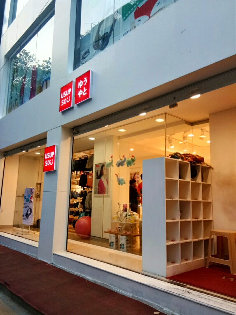 Building,Outlet store,Shopping mall,Retail,Display window,Interior design