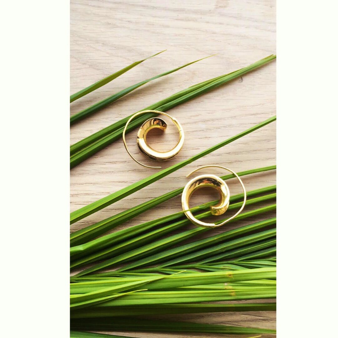 Green,Grass,Leaf,Plant,Grass family,Fashion accessory,Metal,Lemongrass,Jewellery,Ring