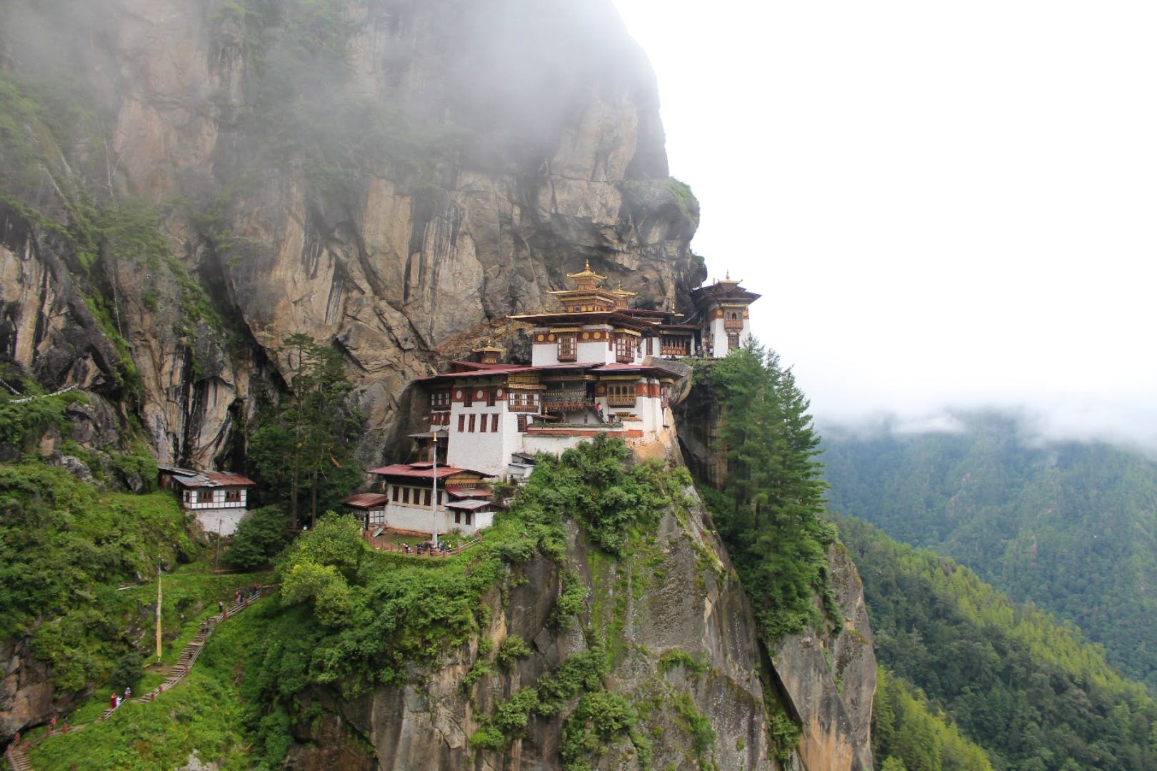 Hill station,Atmospheric phenomenon,Mountain,Mountain village,Terrain,Monastery,Tree,Cliff,Hill,Architecture