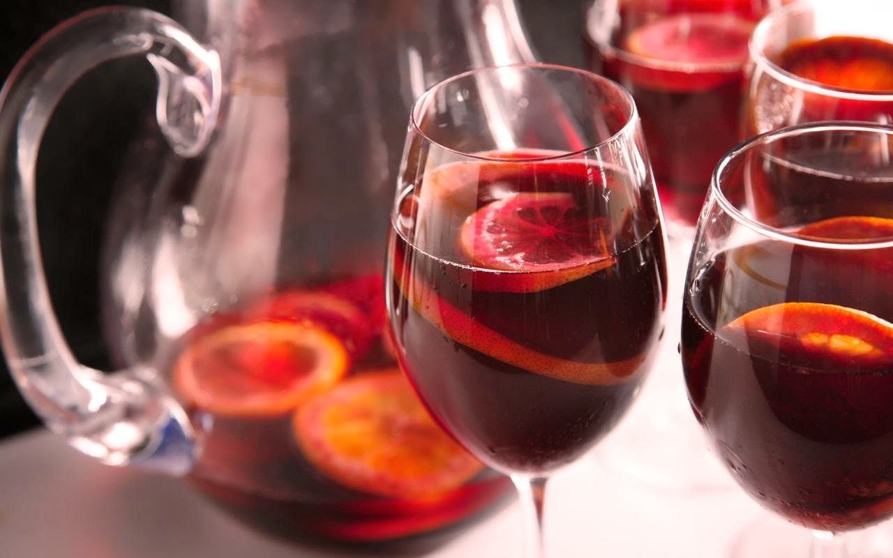 Drink,Alcoholic beverage,Wine glass,Tinto de verano,Kalimotxo,Red wine,Sangria,Wine,Cocktail,Stemware