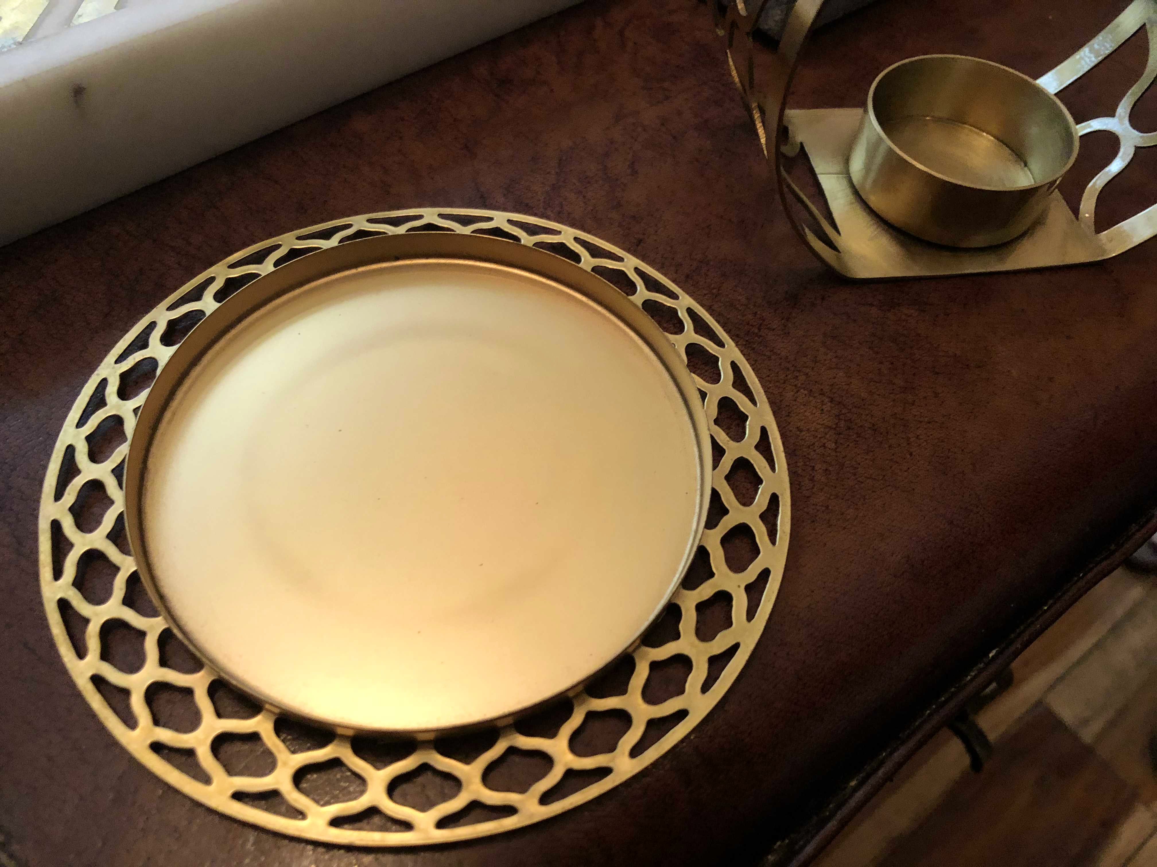 Dishware,Plate,Platter,Tableware,Porcelain,Serveware,Saucer,Dinnerware set,Circle,Metal