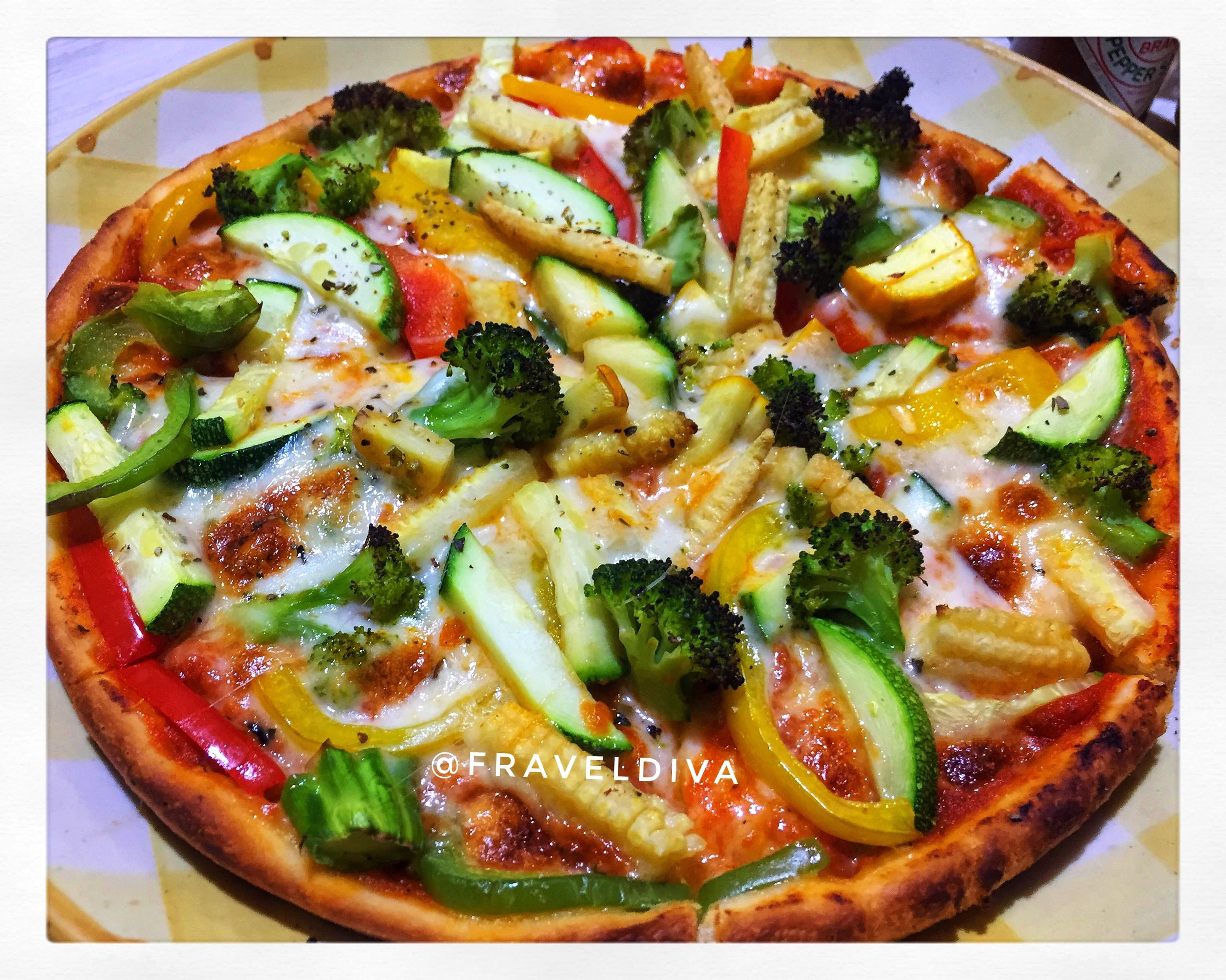 Dish,Food,Cuisine,Pizza,Ingredient,California-style pizza,Flatbread,Produce,Italian food,Vegetable