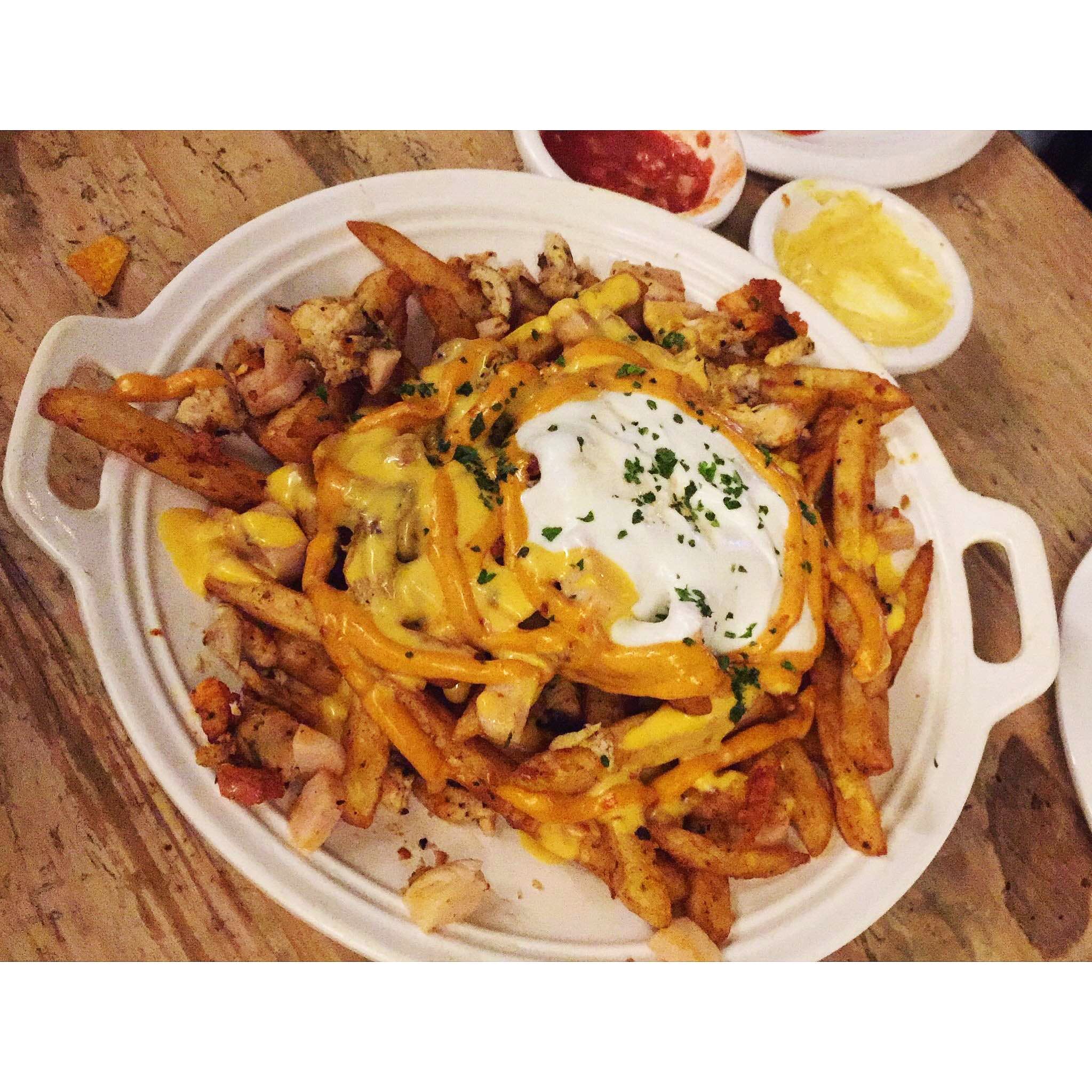 Dish,Food,Cuisine,Poutine,Ingredient,Cheese fries,French fries,Fried food,Brunch,Meat