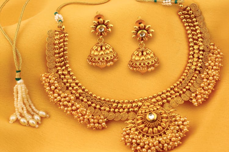 Jewellery,Fashion accessory,Body jewelry,Necklace,Gold,Pearl,Metal,Gemstone,Earrings
