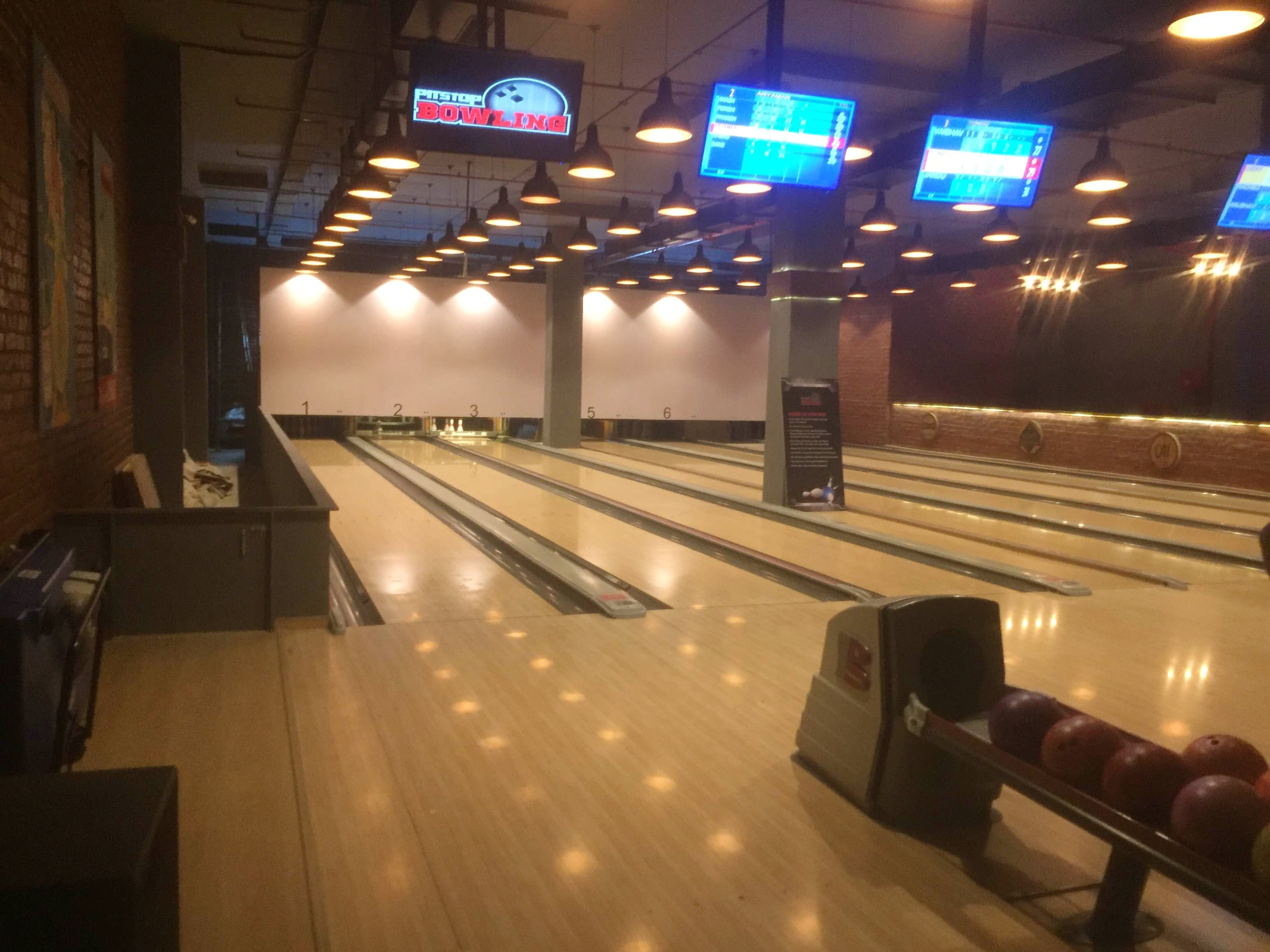Bowling,Ten-pin bowling,Duckpin bowling,Building,Bowling equipment,Ball game,Individual sports,Bowling pin