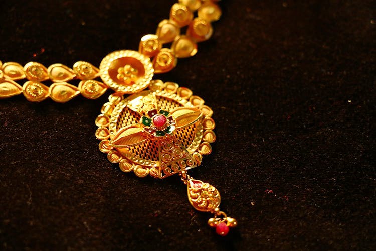 Jewellery,Fashion accessory,Gold,Body jewelry,Amber,Necklace,Pendant,Metal,Amber,Gemstone