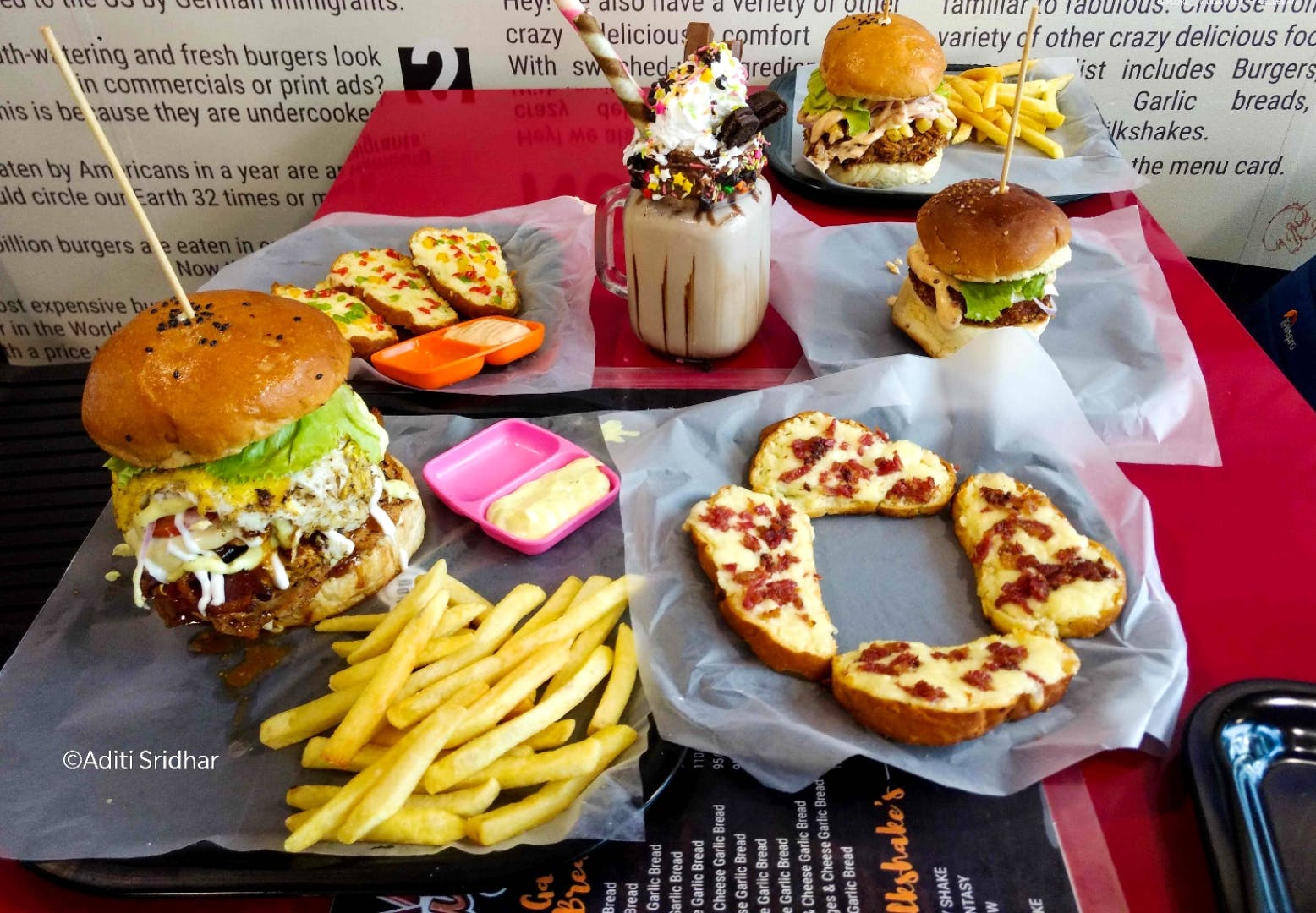 Dish,Food,Cuisine,Fast food,Junk food,Ingredient,Kids' meal,Hamburger,Meal,Cheeseburger