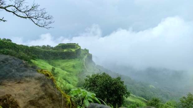 Hill station,Nature,Natural landscape,Vegetation,Mountainous landforms,Atmospheric phenomenon,Mountain,Highland,Nature reserve,Sky