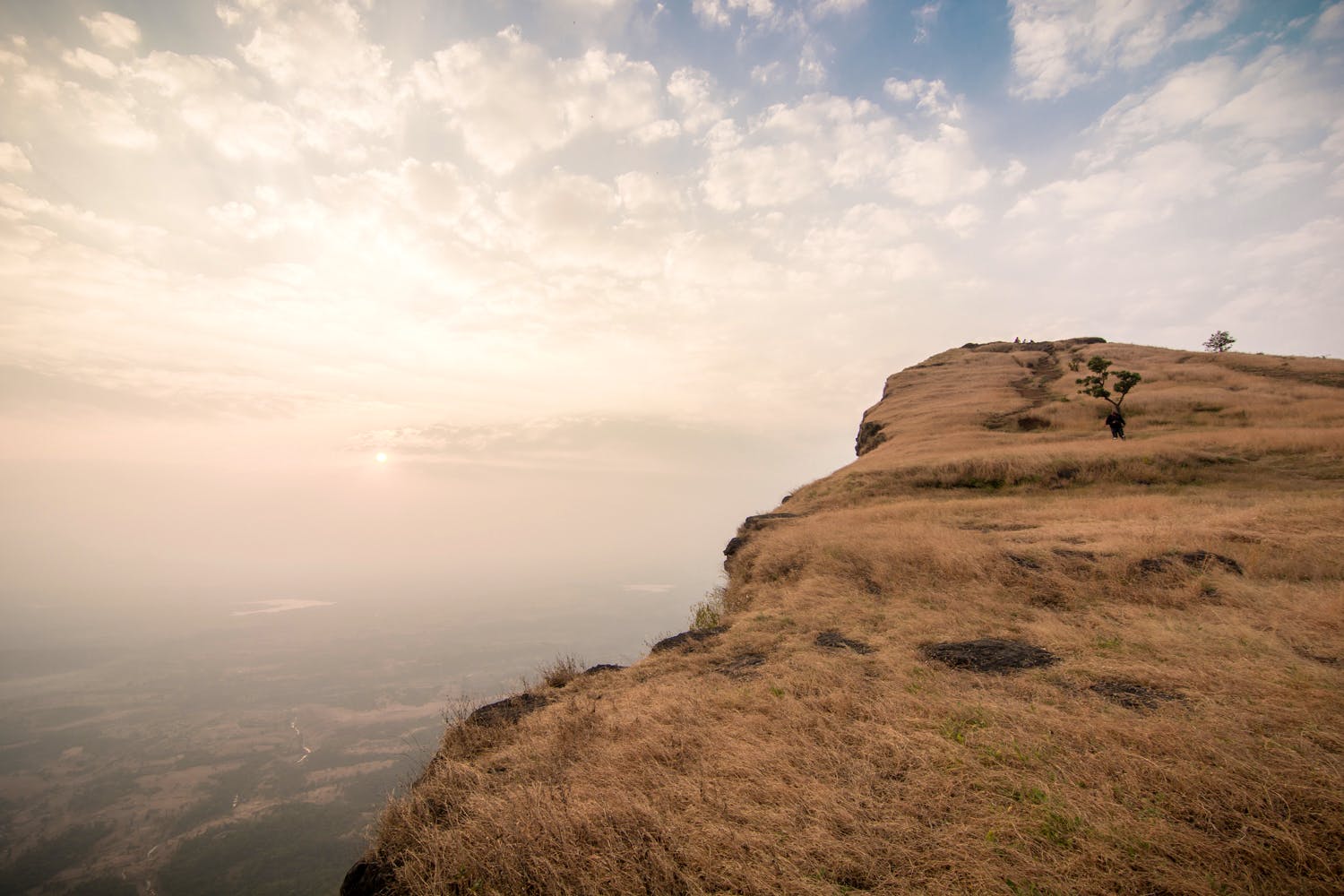 Sky,Atmospheric phenomenon,Cloud,Mountainous landforms,Mountain,Rock,Cliff,Highland,Hill,Sea