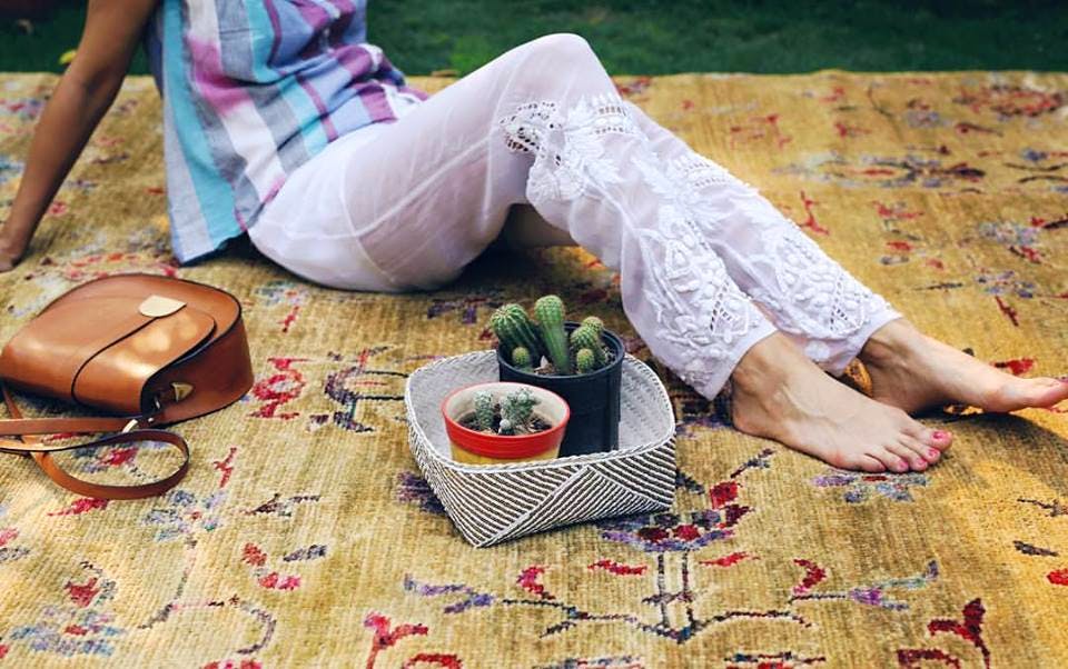 Picnic,Leg,Grass,Textile,Table,Hand,Recreation,Plant,Flooring,Vegetarian food