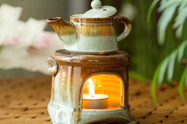 Teapot,Lighting,Lantern,Kettle,Serveware,Small appliance,Still life photography,Tableware,Porcelain,Still life