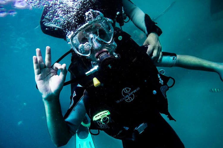 Scuba diving,Underwater diving,Underwater,Water,Divemaster,Diving equipment,Diving mask,Recreation,Personal protective equipment,Organism